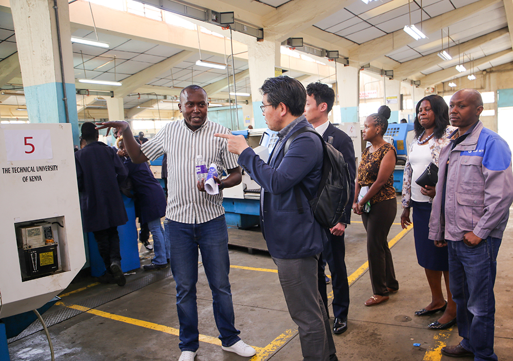  A delegation from Shimizu Corporation of Japan tour TU-K's Advance Engineering Workshop